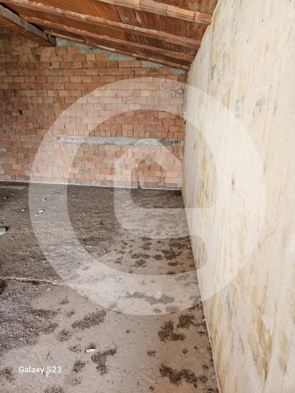 Scopri questa straordinaria porzione di annesso agricolo situata nel cuore della frazione Busiago...