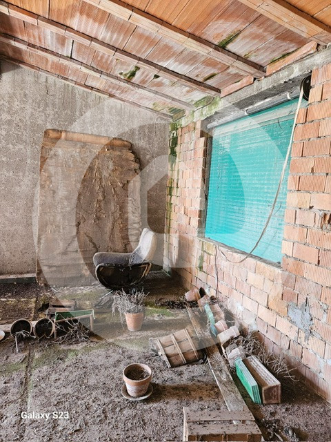 Scopri questa straordinaria porzione di annesso agricolo situata nel cuore della frazione Busiago...