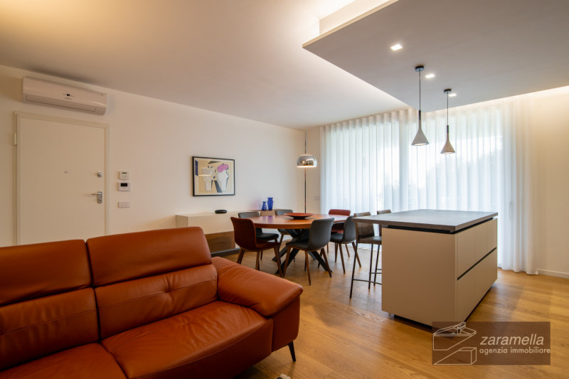 A due passi dalla zona pedonale, in nuova ed elegante palazzina, luminoso appartamento con terraz...