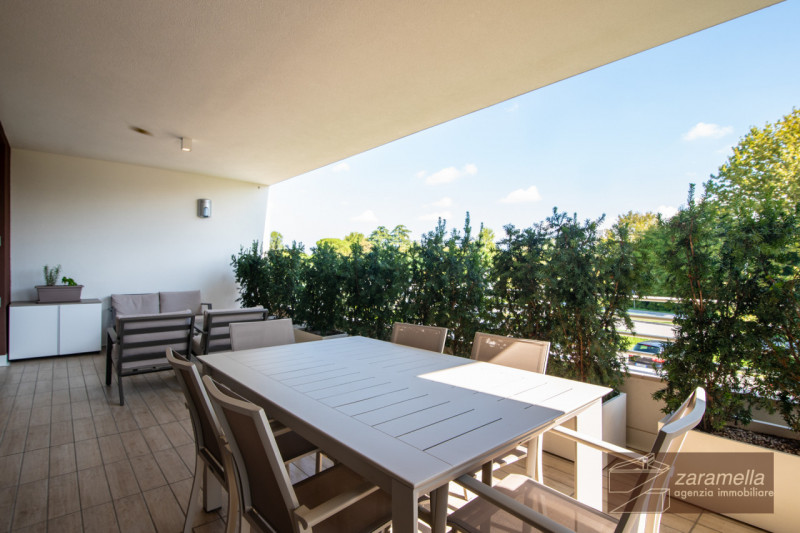 A due passi dalla zona pedonale, in nuova ed elegante palazzina, luminoso appartamento con terraz...