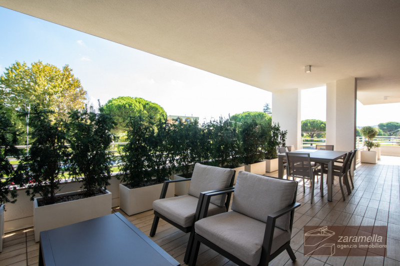 A due passi dalla zona pedonale, in nuova ed elegante palazzina, luminoso appartamento con terraz...