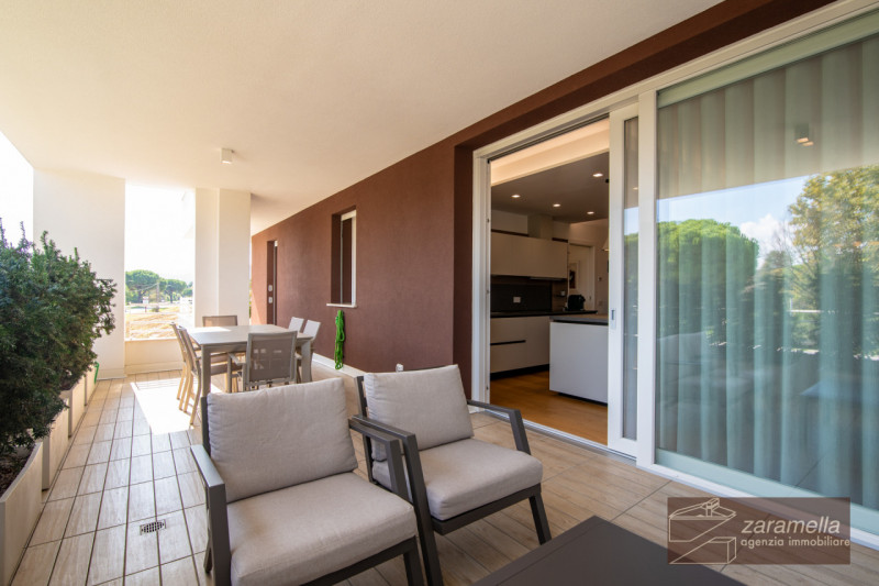 A due passi dalla zona pedonale, in nuova ed elegante palazzina, luminoso appartamento con terraz...