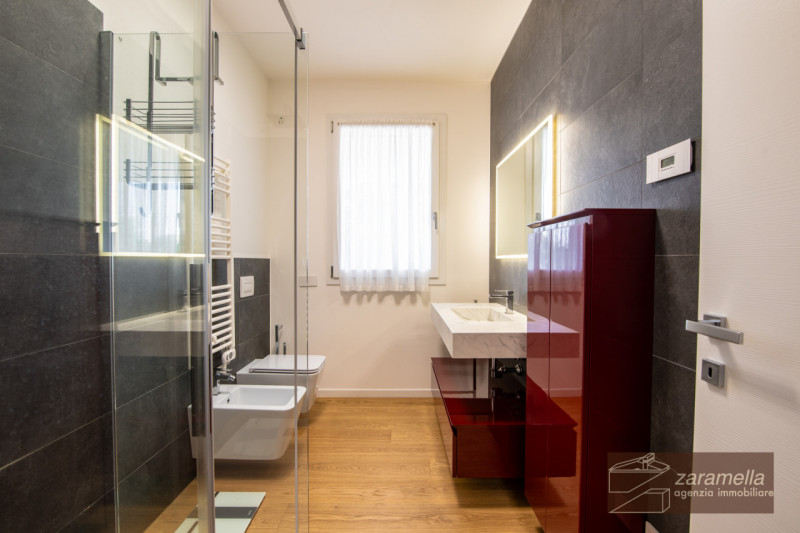 A due passi dalla zona pedonale, in nuova ed elegante palazzina, luminoso appartamento con terraz...