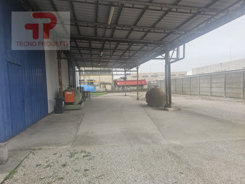 Se stai cercando uno spazio versatile e strategico per la tua attività, non perdere questa opport...