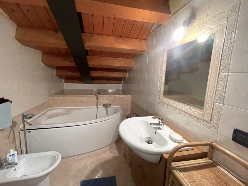 Inserito in piccolo contesto abitativo di sole 6 unità, senza amministratore di condominio e con ...