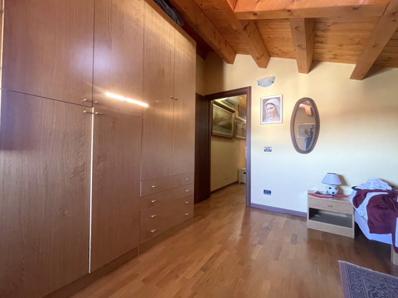 Inserito in piccolo contesto abitativo di sole 6 unità, senza amministratore di condominio e con ...