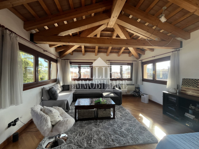 INTERNO CORSO FOGAZZARO: In splendida posizione, in zona tranquilla, proponiamo in vendita un ele...