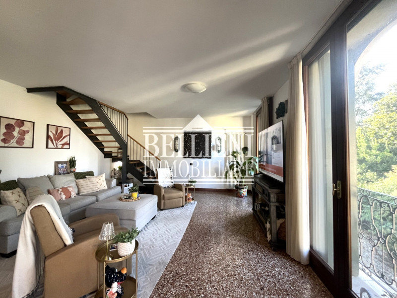 INTERNO CORSO FOGAZZARO: In splendida posizione, in zona tranquilla, proponiamo in vendita un ele...