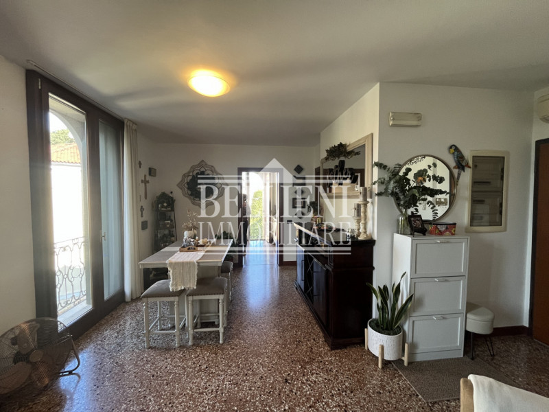 INTERNO CORSO FOGAZZARO: In splendida posizione, in zona tranquilla, proponiamo in vendita un ele...