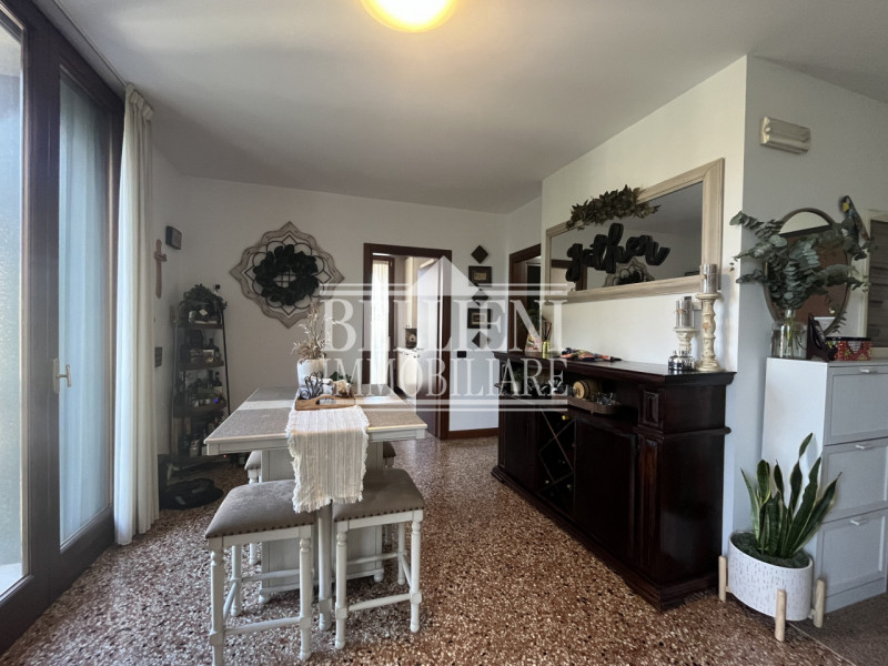 INTERNO CORSO FOGAZZARO: In splendida posizione, in zona tranquilla, proponiamo in vendita un ele...