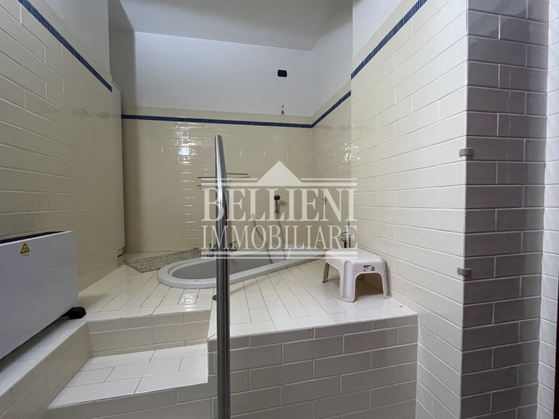 INTERNO CORSO FOGAZZARO: In splendida posizione, in zona tranquilla, proponiamo in vendita un ele...