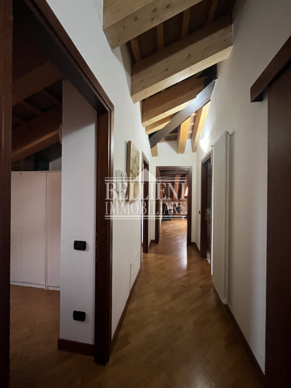 INTERNO CORSO FOGAZZARO: In splendida posizione, in zona tranquilla, proponiamo in vendita un ele...