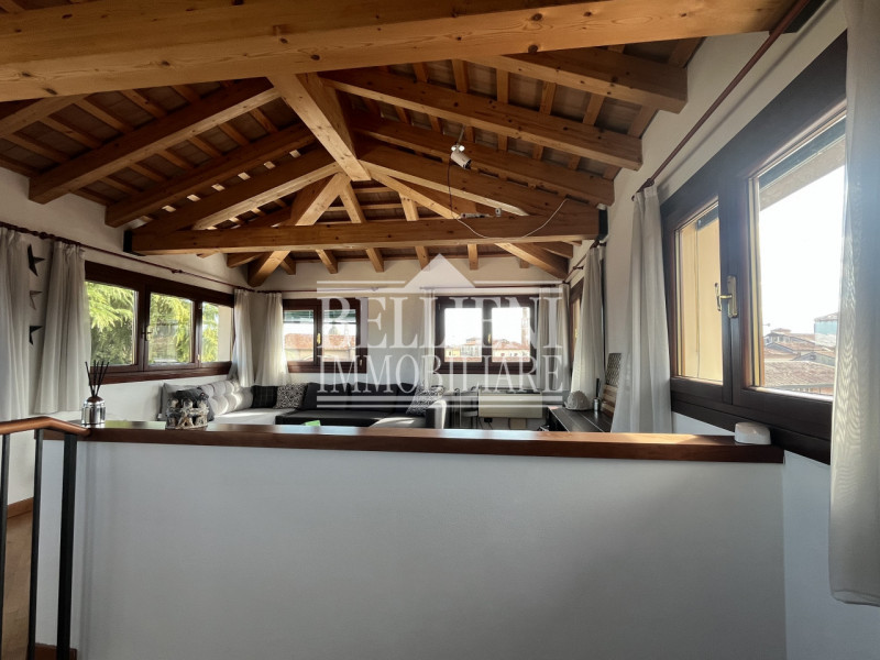 INTERNO CORSO FOGAZZARO: In splendida posizione, in zona tranquilla, proponiamo in vendita un ele...