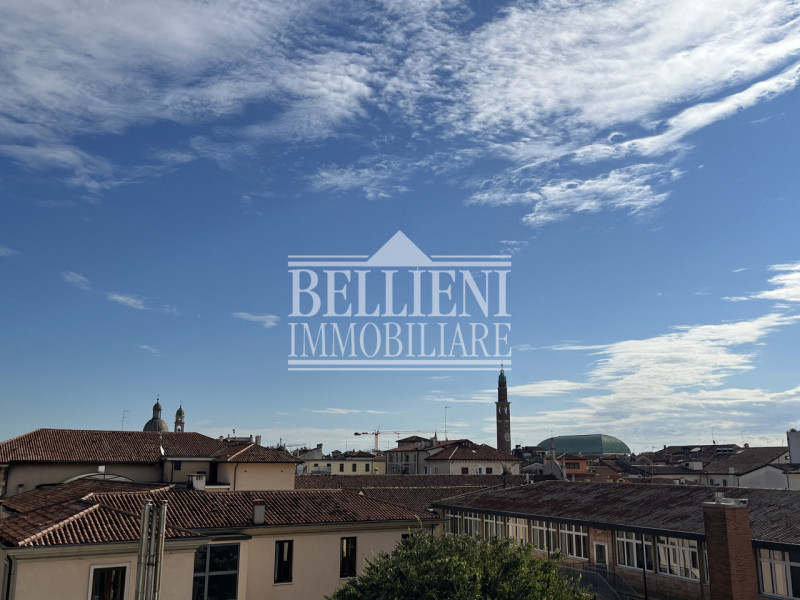 INTERNO CORSO FOGAZZARO: In splendida posizione, in zona tranquilla, proponiamo in vendita un ele...