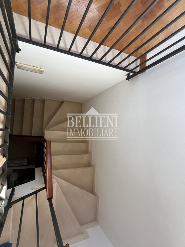 INTERNO CORSO FOGAZZARO: In splendida posizione, in zona tranquilla, proponiamo in vendita un ele...