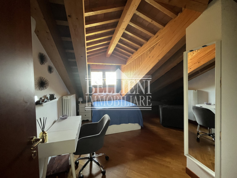 INTERNO CORSO FOGAZZARO: In splendida posizione, in zona tranquilla, proponiamo in vendita un ele...