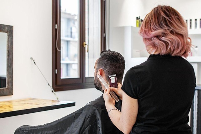 In comune di Asolo proponiamo storica attività di parrucchiera uomo/donna in affitto d’azienda ad...