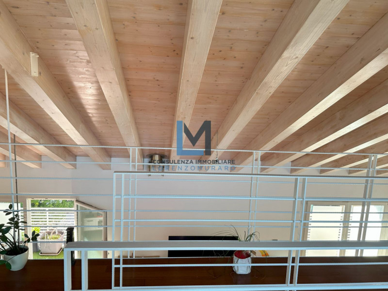 In recente condominio, centralissimo a Montebelluna, proponiamo in vendita appartamento su due li...