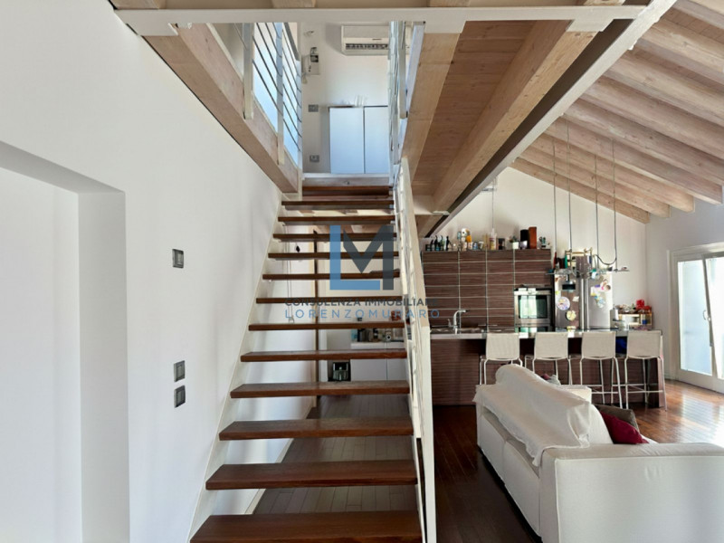 In recente condominio, centralissimo a Montebelluna, proponiamo in vendita appartamento su due li...