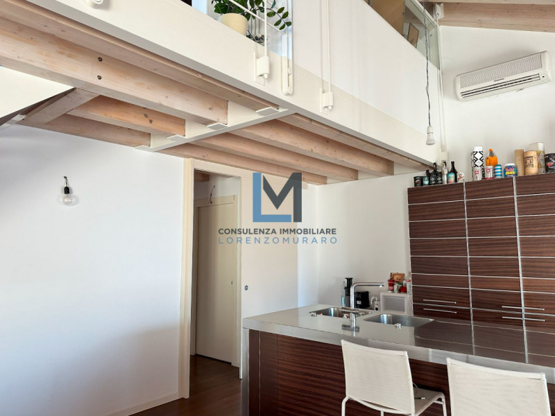 In recente condominio, centralissimo a Montebelluna, proponiamo in vendita appartamento su due li...