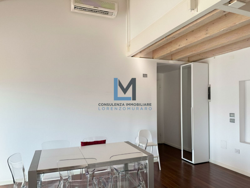 In recente condominio, centralissimo a Montebelluna, proponiamo in vendita appartamento su due li...