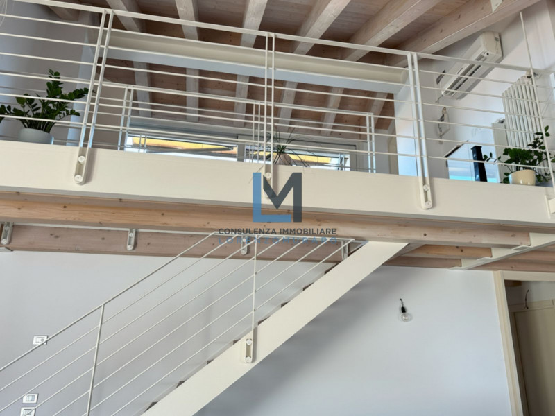 In recente condominio, centralissimo a Montebelluna, proponiamo in vendita appartamento su due li...