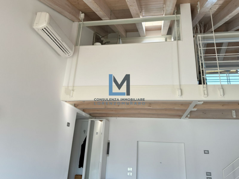 In recente condominio, centralissimo a Montebelluna, proponiamo in vendita appartamento su due li...