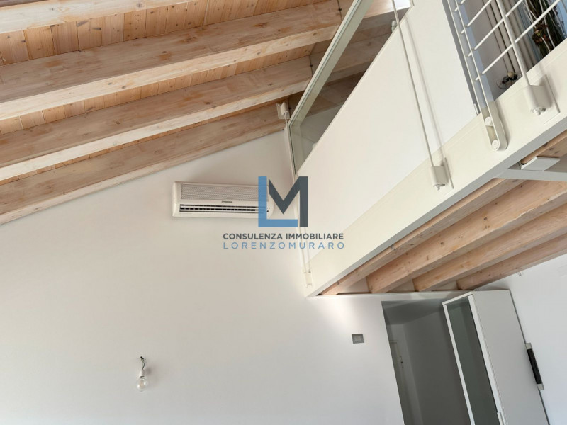 In recente condominio, centralissimo a Montebelluna, proponiamo in vendita appartamento su due li...