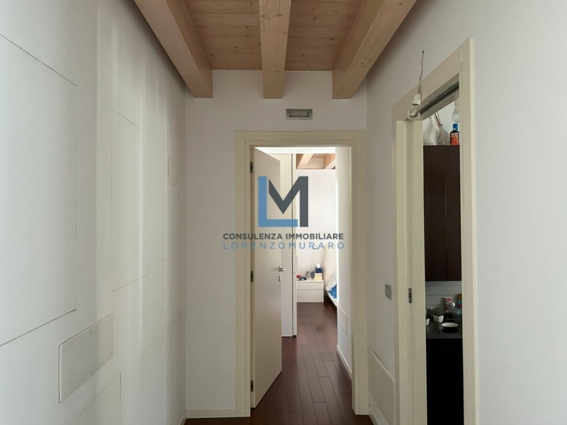 In recente condominio, centralissimo a Montebelluna, proponiamo in vendita appartamento su due li...