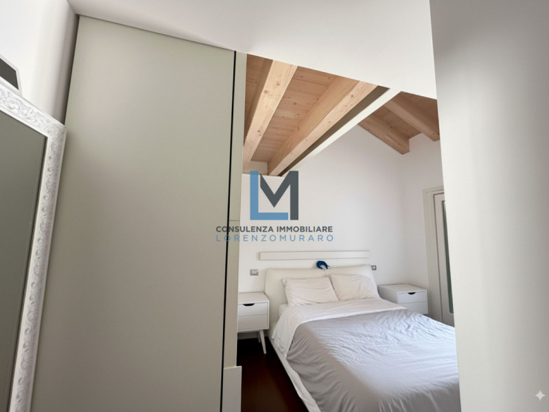 In recente condominio, centralissimo a Montebelluna, proponiamo in vendita appartamento su due li...