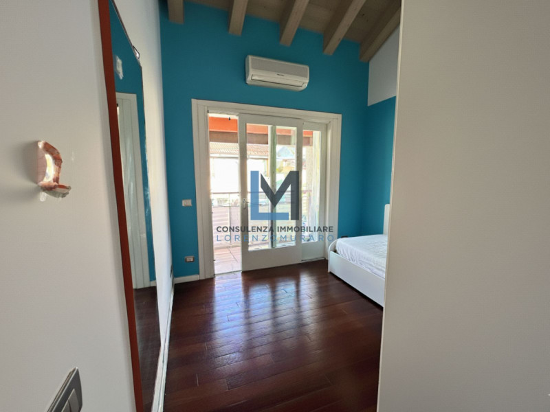 In recente condominio, centralissimo a Montebelluna, proponiamo in vendita appartamento su due li...