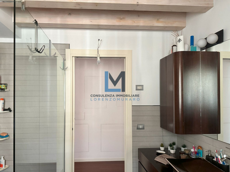 In recente condominio, centralissimo a Montebelluna, proponiamo in vendita appartamento su due li...