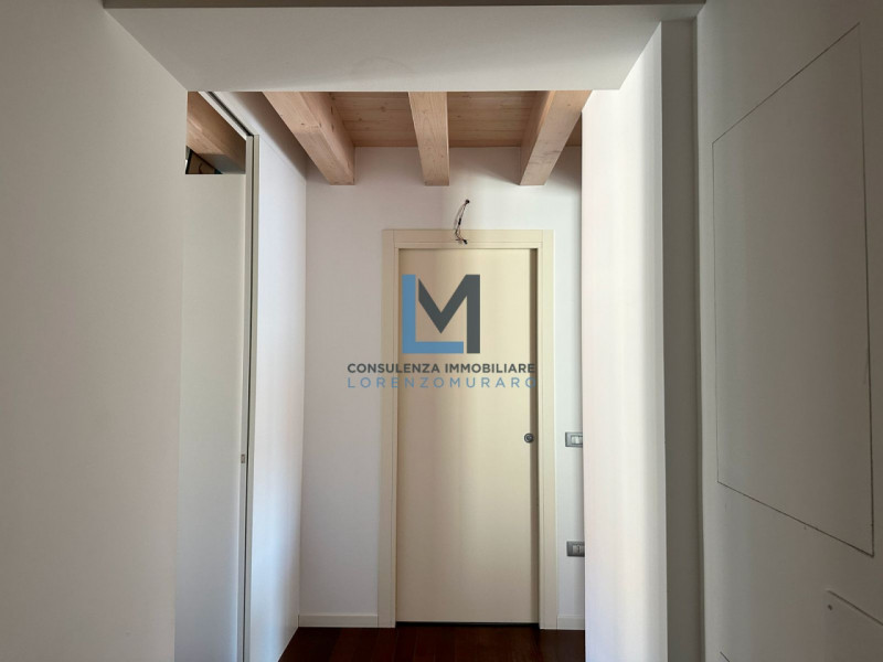 In recente condominio, centralissimo a Montebelluna, proponiamo in vendita appartamento su due li...