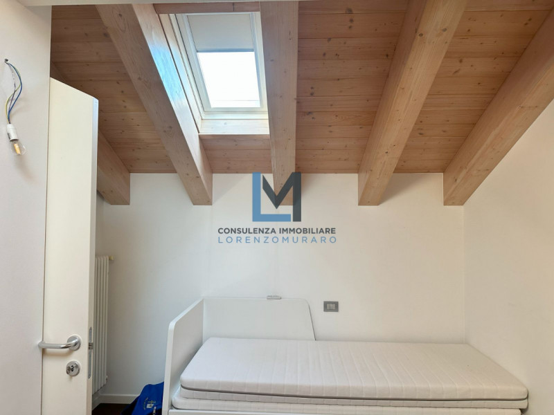 In recente condominio, centralissimo a Montebelluna, proponiamo in vendita appartamento su due li...