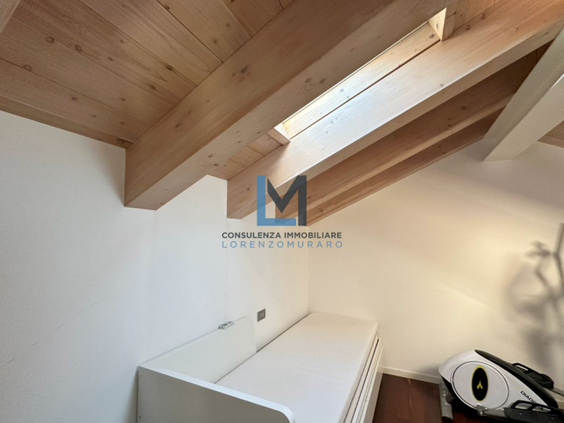 In recente condominio, centralissimo a Montebelluna, proponiamo in vendita appartamento su due li...