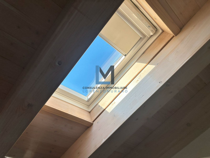 In recente condominio, centralissimo a Montebelluna, proponiamo in vendita appartamento su due li...