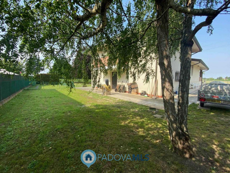 Immobile in esclusiva al Gruppo Padova MLS.
Situata a Pontemanco,  frazione di Due Carrare nota p...