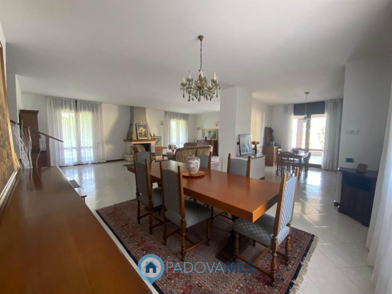 Immobile in esclusiva al Gruppo Padova MLS.
Situata a Pontemanco,  frazione di Due Carrare nota p...