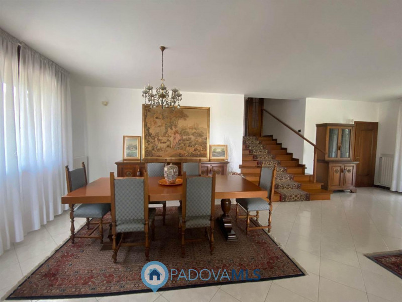 Immobile in esclusiva al Gruppo Padova MLS.
Situata a Pontemanco,  frazione di Due Carrare nota p...