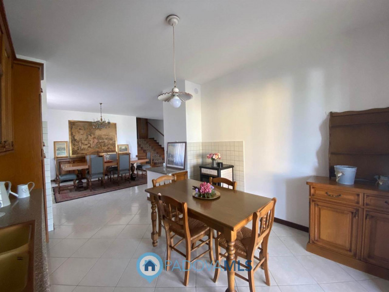 Immobile in esclusiva al Gruppo Padova MLS.
Situata a Pontemanco,  frazione di Due Carrare nota p...