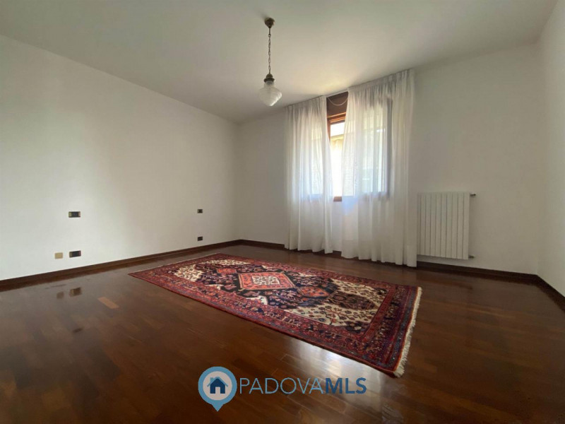 Immobile in esclusiva al Gruppo Padova MLS.
Situata a Pontemanco,  frazione di Due Carrare nota p...