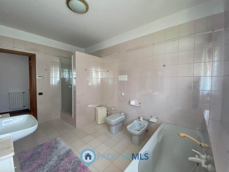 Immobile in esclusiva al Gruppo Padova MLS.
Situata a Pontemanco,  frazione di Due Carrare nota p...