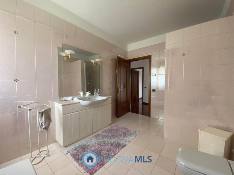 Immobile in esclusiva al Gruppo Padova MLS.
Situata a Pontemanco,  frazione di Due Carrare nota p...