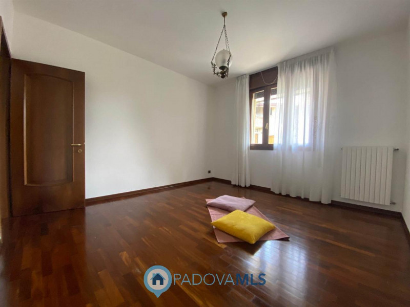 Immobile in esclusiva al Gruppo Padova MLS.
Situata a Pontemanco,  frazione di Due Carrare nota p...