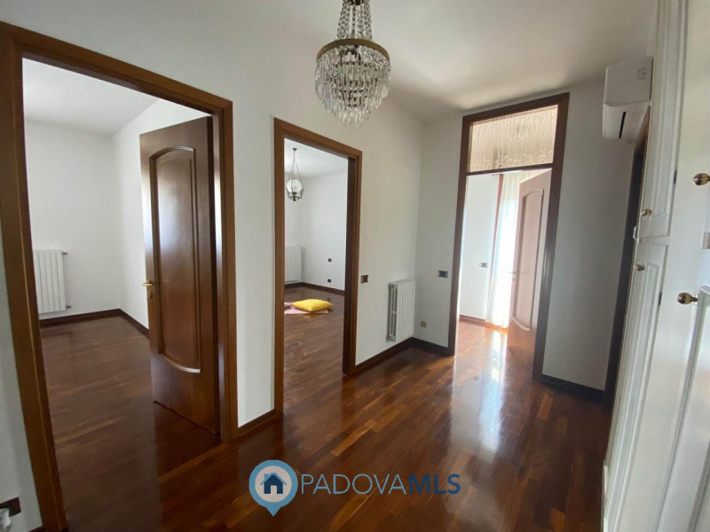 Immobile in esclusiva al Gruppo Padova MLS.
Situata a Pontemanco,  frazione di Due Carrare nota p...