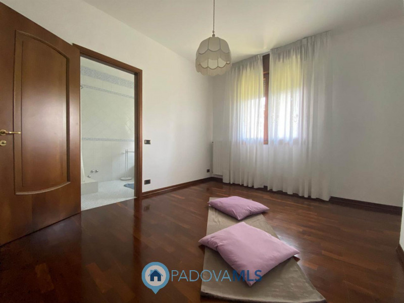 Immobile in esclusiva al Gruppo Padova MLS.
Situata a Pontemanco,  frazione di Due Carrare nota p...