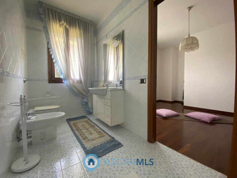 Immobile in esclusiva al Gruppo Padova MLS.
Situata a Pontemanco,  frazione di Due Carrare nota p...