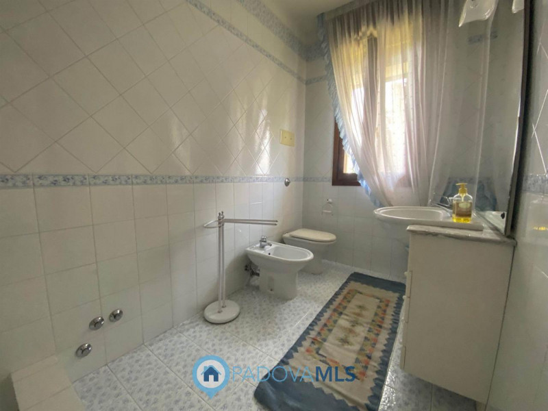 Immobile in esclusiva al Gruppo Padova MLS.
Situata a Pontemanco,  frazione di Due Carrare nota p...