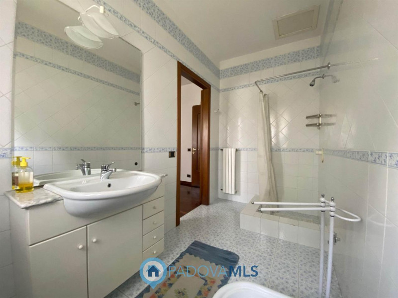 Immobile in esclusiva al Gruppo Padova MLS.
Situata a Pontemanco,  frazione di Due Carrare nota p...