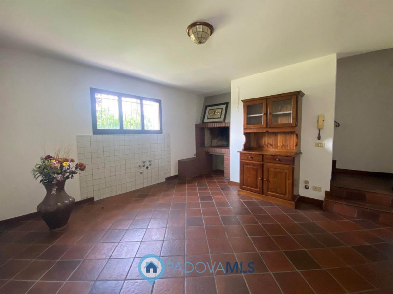 Immobile in esclusiva al Gruppo Padova MLS.
Situata a Pontemanco,  frazione di Due Carrare nota p...